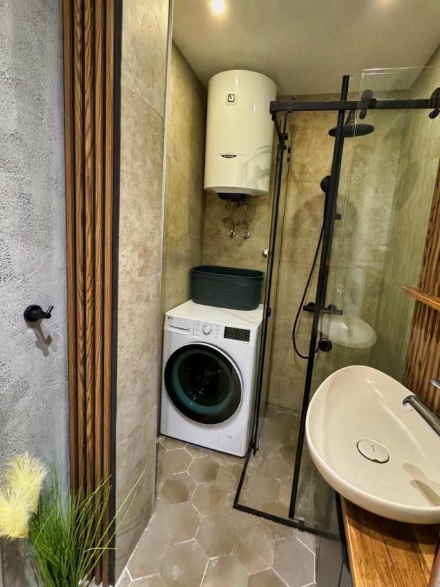 Luksuzan dvosoban stan 65m² sa garažnim mestom u Tivtu, Crna Gora - 150 metara od mora