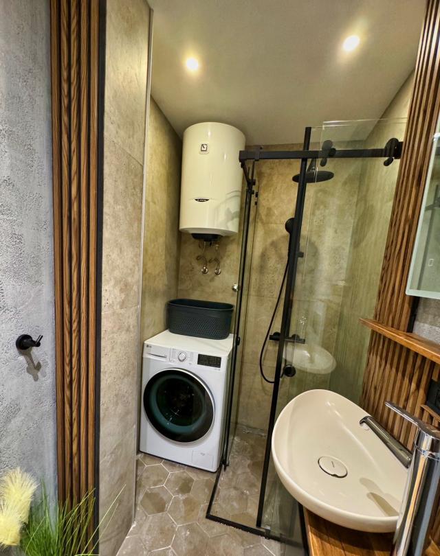 Luksuzan dvosoban stan 65m² sa garažnim mestom u Tivtu, Crna Gora - 150 metara od mora