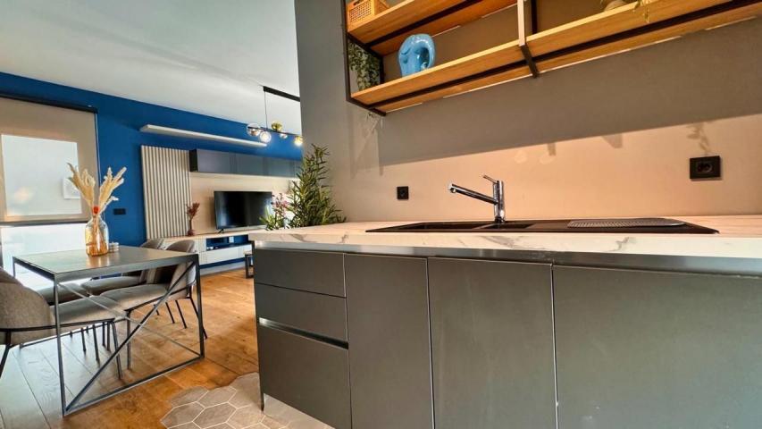 Luksuzan dvosoban stan 65m² sa garažnim mestom u Tivtu, Crna Gora - 150 metara od mora