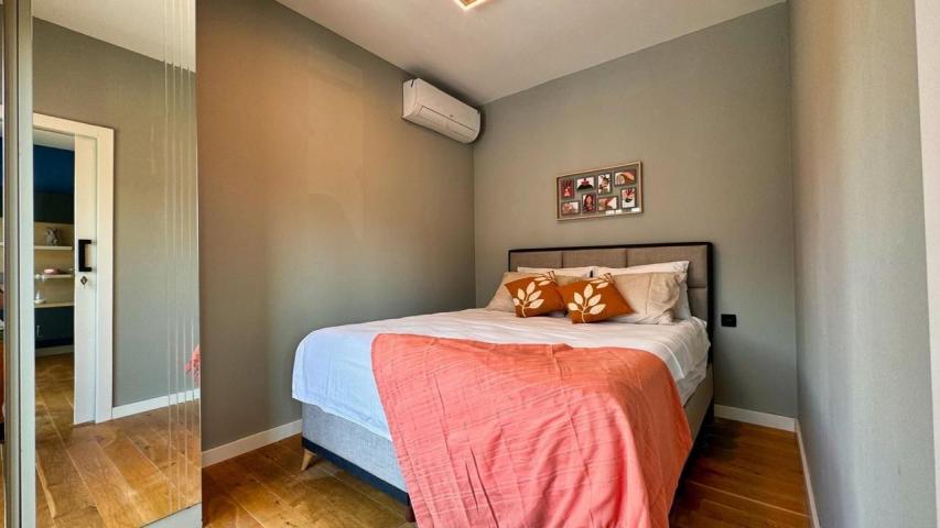 Luksuzan dvosoban stan 65m² sa garažnim mestom u Tivtu, Crna Gora - 150 metara od mora