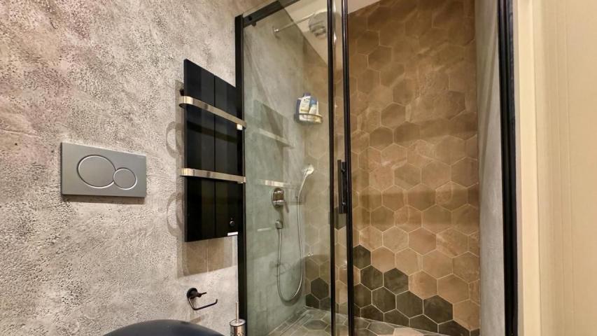 Luksuzan dvosoban stan 65m² sa garažnim mestom u Tivtu, Crna Gora - 150 metara od mora