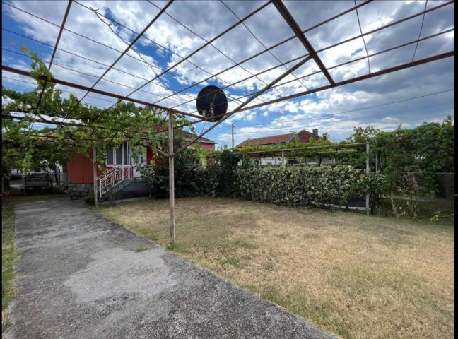 Kuća sa Dvorištem u Maslinama, Podgorica – 145m² Stambenog Prostora i 660m² Dvorišta