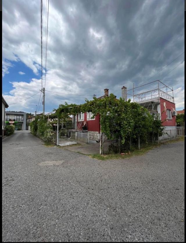 Kuća sa Dvorištem u Maslinama, Podgorica – 145m² Stambenog Prostora i 660m² Dvorišta