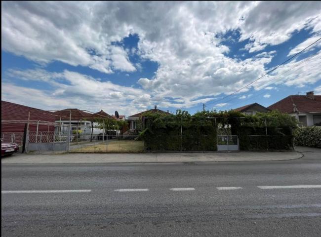 Kuća sa Dvorištem u Maslinama, Podgorica – 145m² Stambenog Prostora i 660m² Dvorišta