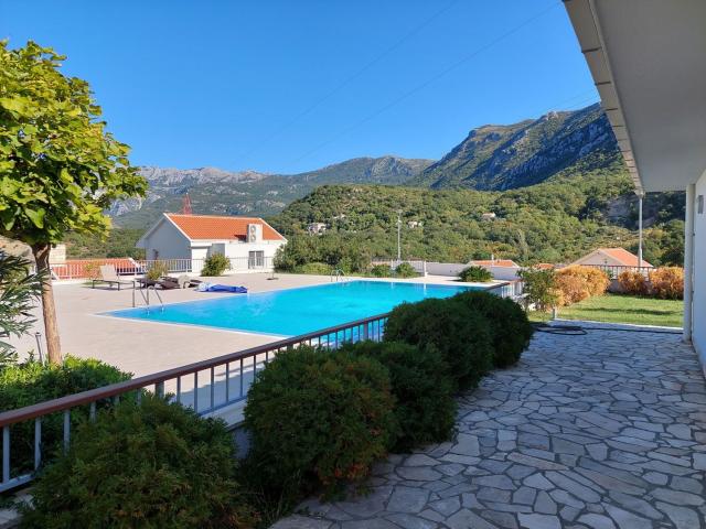 Ekskluzivne Vile sa Bazenom i Panoramskim Pogledom u kompleksu 'Carsko Selo', Blizikuće – (Vila 1)