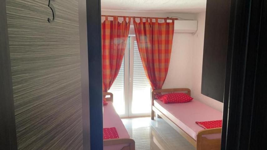 Apartmanska Kuća 400m² sa Pogledom na More u Sutomoru
