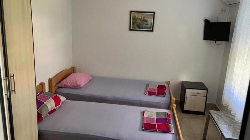 Apartmanska Kuća 400m² sa Pogledom na More u Sutomoru