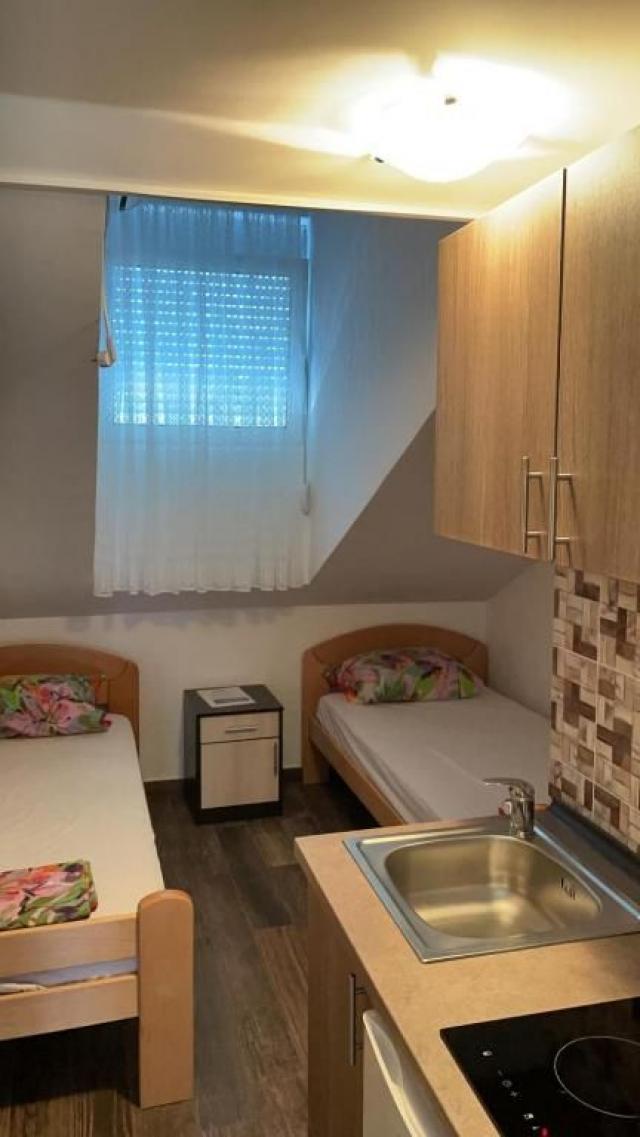 Apartmanska Kuća 400m² sa Pogledom na More u Sutomoru