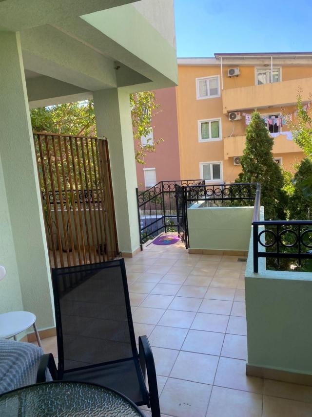 Budva, Lazi - Dvosoban stan u zgradi sa bazenom (MOGUCNOST PLACANJA U RUSIJI)