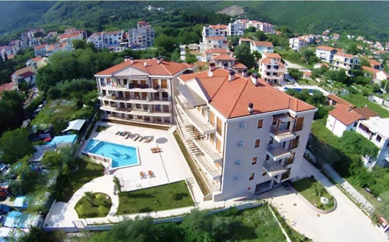 Luksuzan Penthaus od 140 m² u Baošićima, Herceg Novi – 50 Metara od Mora, U Kompleksu sa Bazenom!