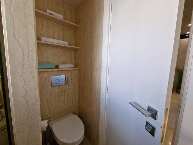 Izdavanje luksuznog jednosobnog apartmana sa garažnim mestom u centru Budve – Royal Gardens (NA DUZI