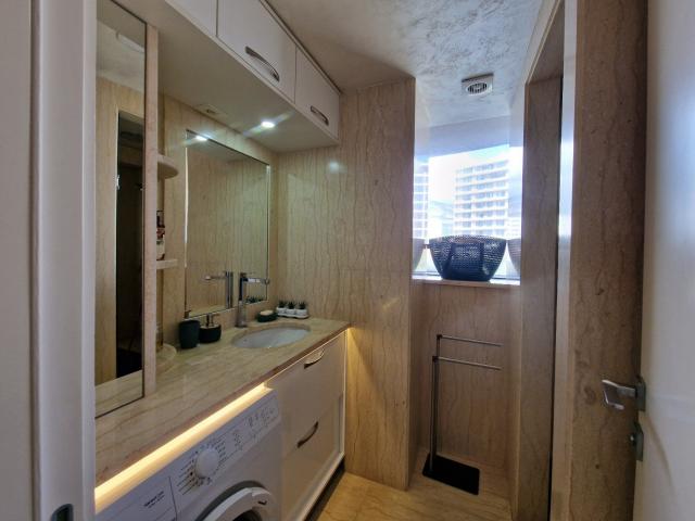 Izdavanje luksuznog jednosobnog apartmana sa garažnim mestom u centru Budve – Royal Gardens (NA DUZI