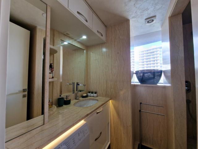 Izdavanje luksuznog jednosobnog apartmana sa garažnim mestom u centru Budve – Royal Gardens (NA DUZI