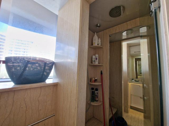 Izdavanje luksuznog jednosobnog apartmana sa garažnim mestom u centru Budve – Royal Gardens (NA DUZI