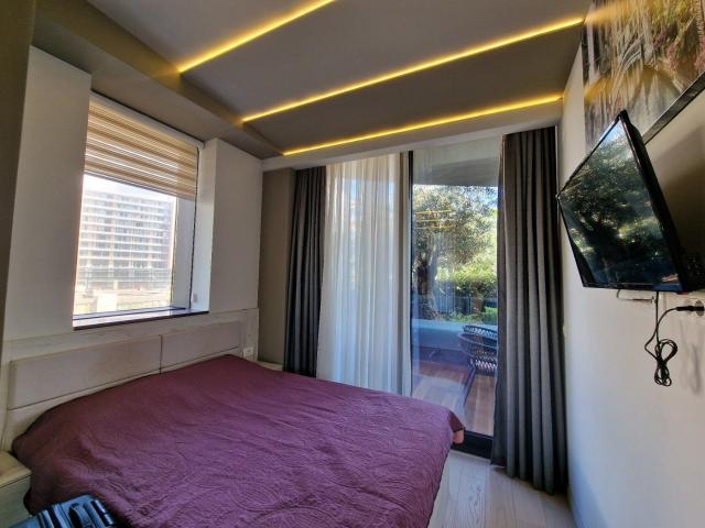 Izdavanje luksuznog jednosobnog apartmana sa garažnim mestom u centru Budve – Royal Gardens (NA DUZI