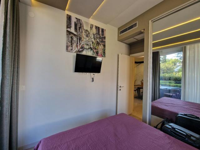 Izdavanje luksuznog jednosobnog apartmana sa garažnim mestom u centru Budve – Royal Gardens (NA DUZI