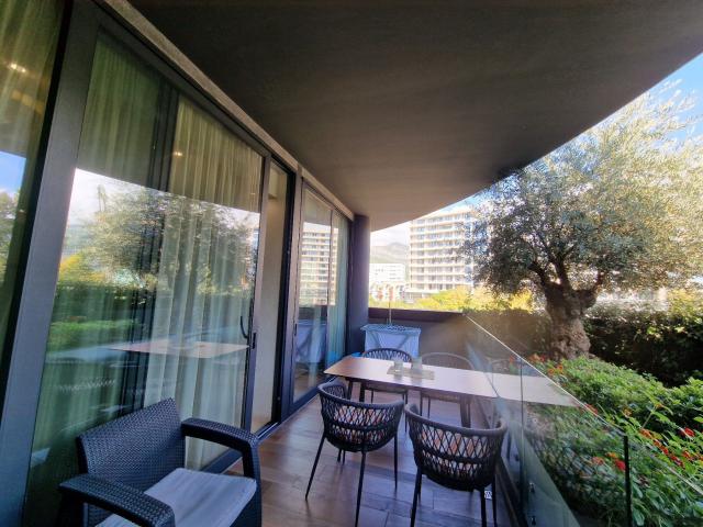 Izdavanje luksuznog jednosobnog apartmana sa garažnim mestom u centru Budve – Royal Gardens (NA DUZI