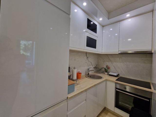 Izdavanje luksuznog jednosobnog apartmana sa garažnim mestom u centru Budve – Royal Gardens (NA DUZI