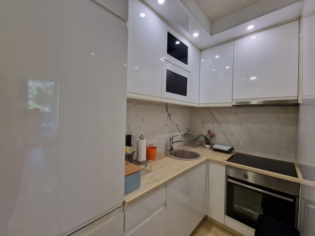 Izdavanje luksuznog jednosobnog apartmana sa garažnim mestom u centru Budve – Royal Gardens (NA DUZI
