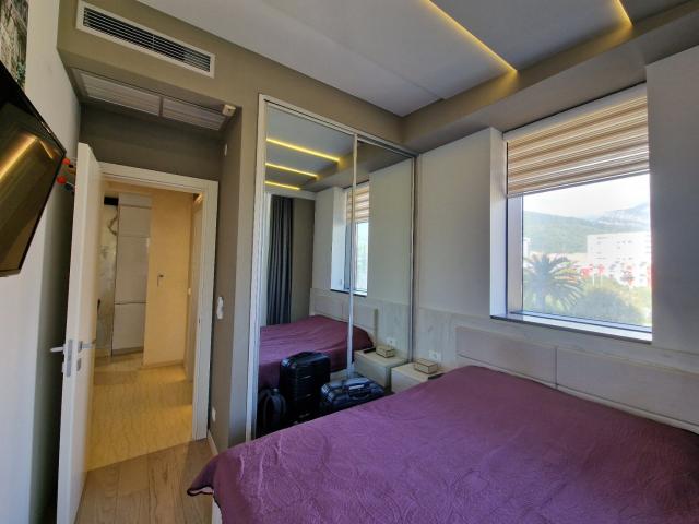 Izdavanje luksuznog jednosobnog apartmana sa garažnim mestom u centru Budve – Royal Gardens (NA DUZI