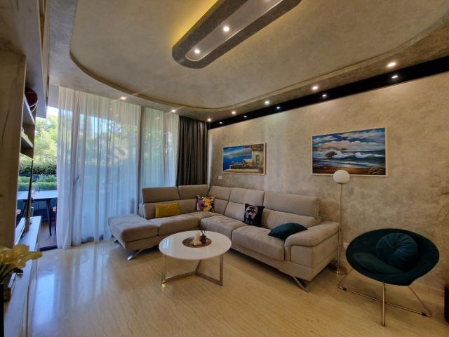 Izdavanje luksuznog jednosobnog apartmana sa garažnim mestom u centru Budve – Royal Gardens (NA DUZI