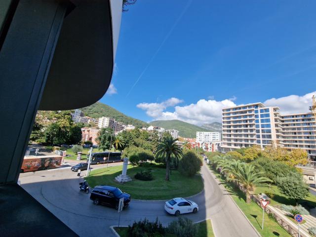 Izdavanje luksuznog jednosobnog apartmana sa garažnim mestom u centru Budve – Royal Gardens (NA DUZI