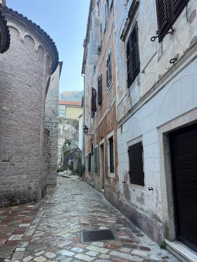 Prostran trosoban stan u Starom Gradu, Kotor
