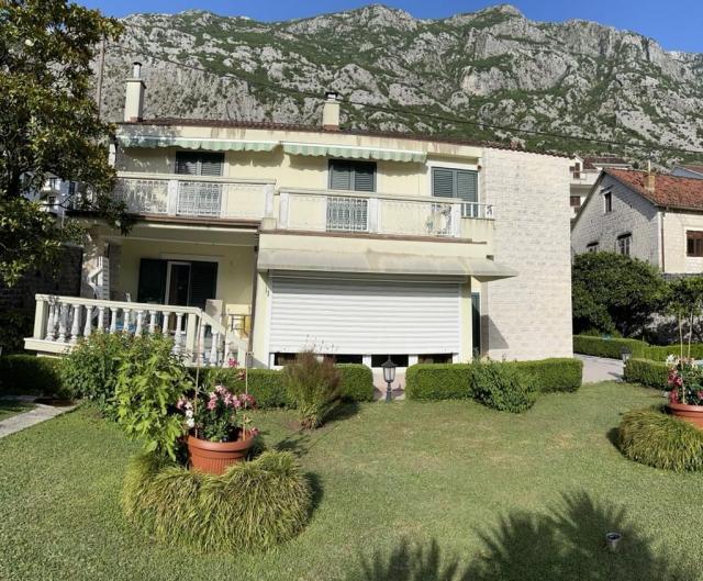 Kuća na prodaju, Kotor-naselje Dobrota