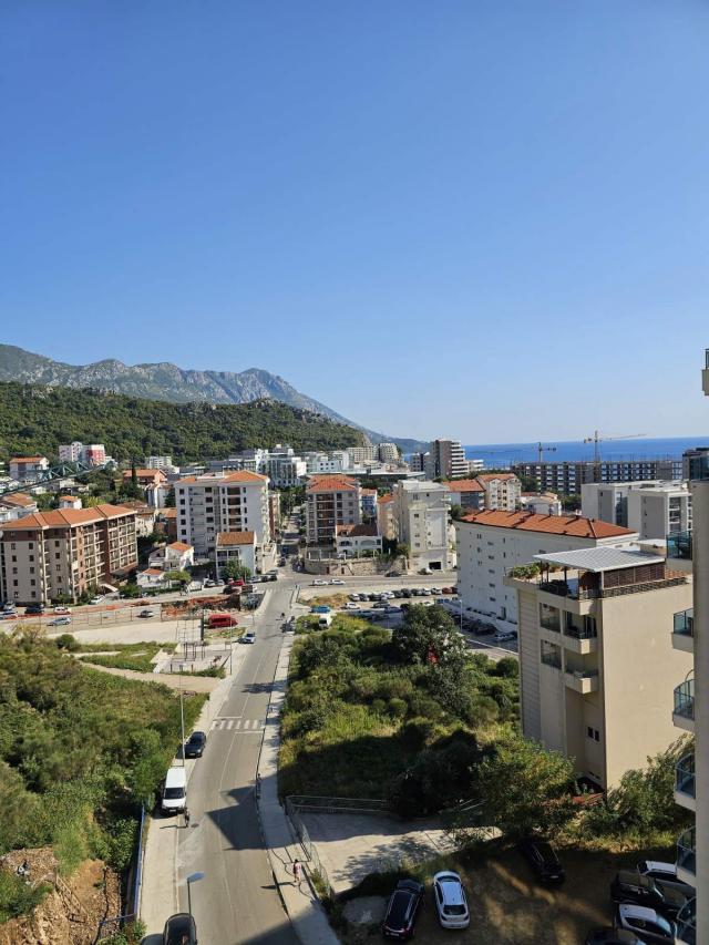 Na prodaju luksuzno opremljen dvosoban stan 74m² sa pogledom na more – Bečići