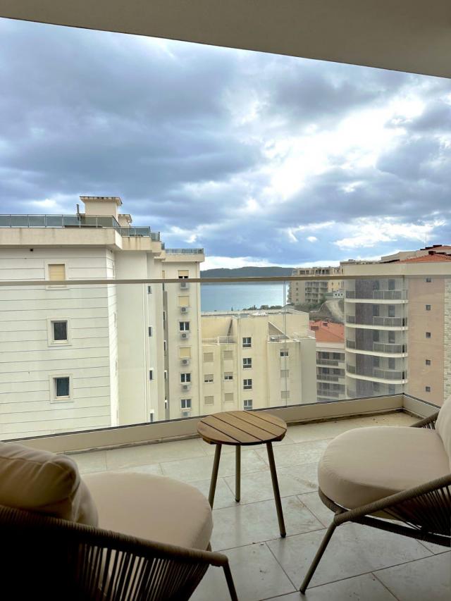 Na prodaju luksuzno opremljen dvosoban stan 74m² sa pogledom na more – Bečići
