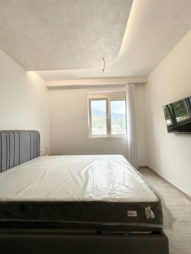 Na prodaju luksuzno opremljen dvosoban stan 74m² sa pogledom na more – Bečići