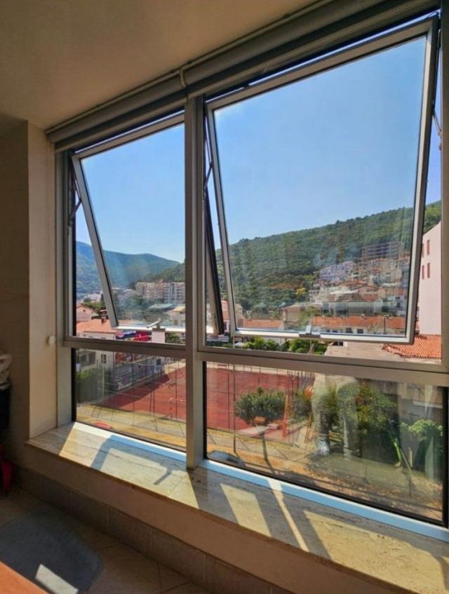Na prodaju moderno opremljen trosoban stan 90 m² sa garažnim mestom – Budva