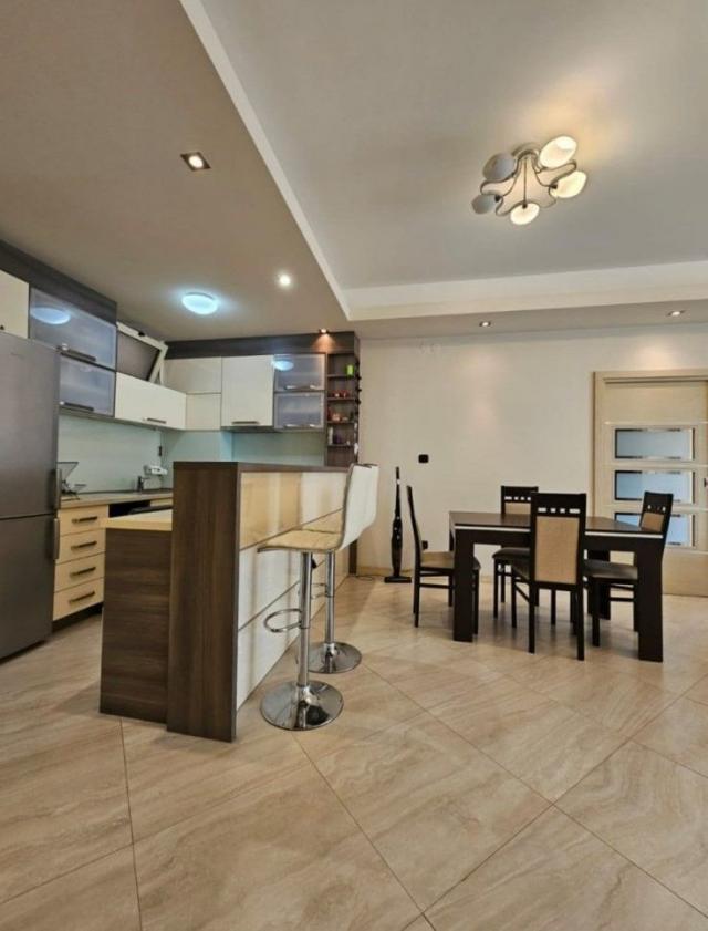 Na prodaju moderno opremljen trosoban stan 90 m² sa garažnim mestom – Budva
