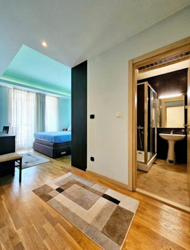 Na prodaju moderno opremljen trosoban stan 90 m² sa garažnim mestom – Budva