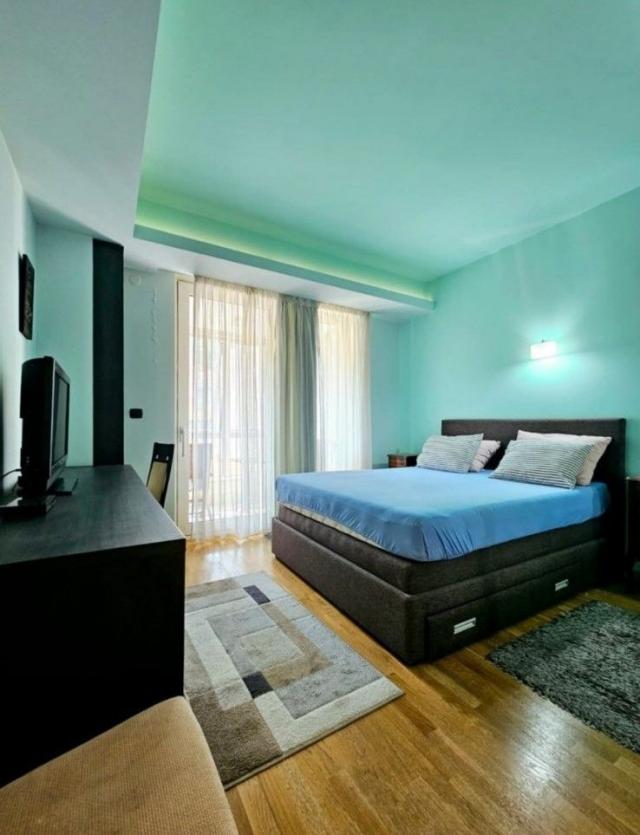 Na prodaju moderno opremljen trosoban stan 90 m² sa garažnim mestom – Budva