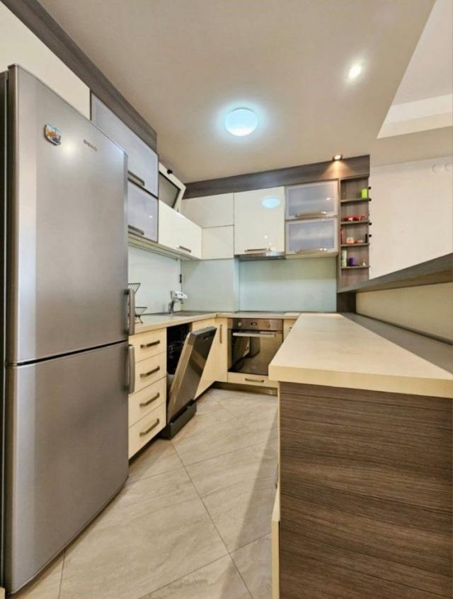 Na prodaju moderno opremljen trosoban stan 90 m² sa garažnim mestom – Budva