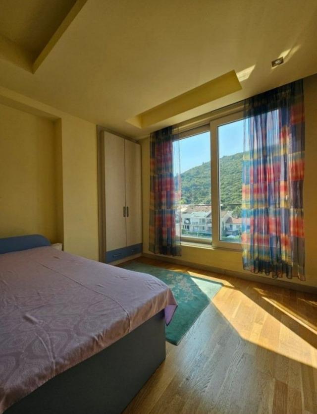 Na prodaju moderno opremljen trosoban stan 90 m² sa garažnim mestom – Budva