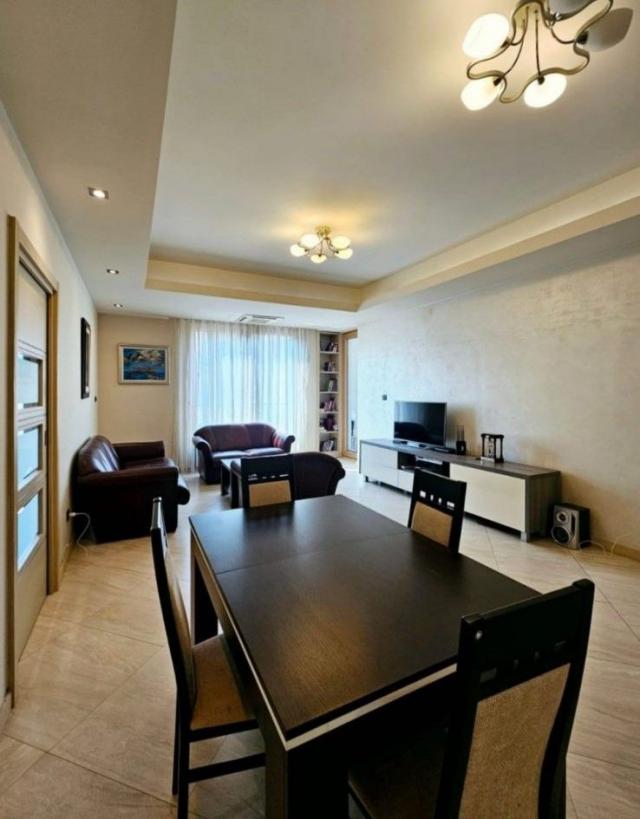 Na prodaju moderno opremljen trosoban stan 90 m² sa garažnim mestom – Budva