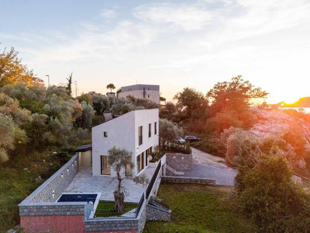 Luksuzna Vila sa Bazenom i Pogledom na More-Kamenovo, Budva