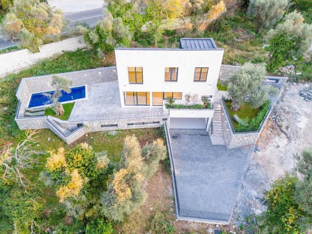 Luksuzna Vila sa Bazenom i Pogledom na More-Kamenovo, Budva