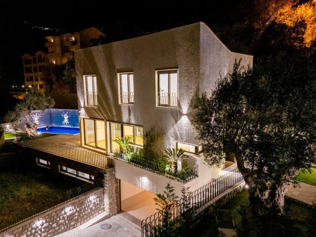 Luksuzna Vila sa Bazenom i Pogledom na More-Kamenovo, Budva