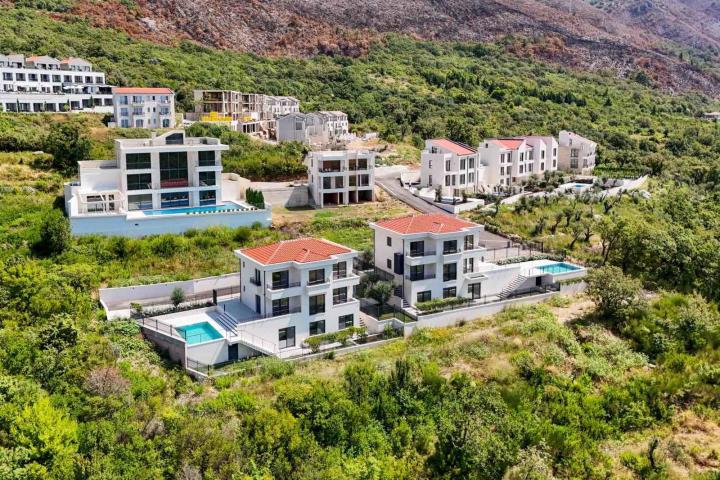 Budva, Reževići – Dve Nove Luksuzna Vila sa Pogledom na More i Bazenom