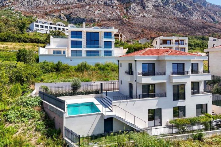 Budva, Reževići – Dve Nove Luksuzna Vila sa Pogledom na More i Bazenom