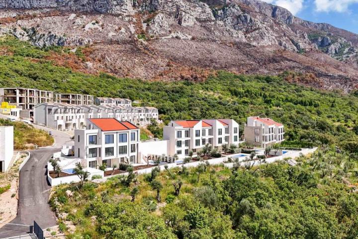 Luksuzan townhouse 195m² sa bazenom i panoramskim pogledom na more, Reževići