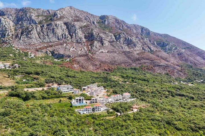 Luksuzan townhouse 195m² sa bazenom i panoramskim pogledom na more, Reževići