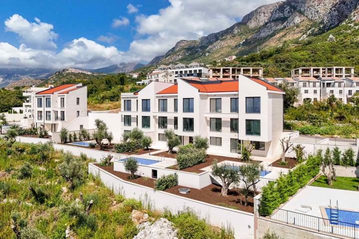 Luksuzan townhouse 195m² sa bazenom i panoramskim pogledom na more, Reževići