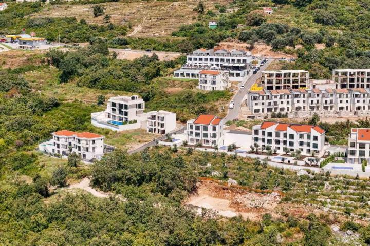 Luksuzan townhouse 195m² sa bazenom i panoramskim pogledom na more, Reževići