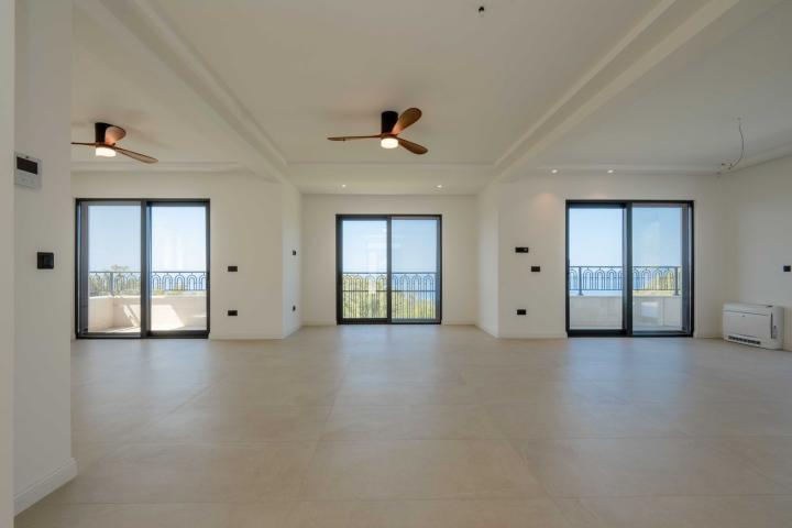 Luksuzan townhouse 195m² sa bazenom i panoramskim pogledom na more, Reževići