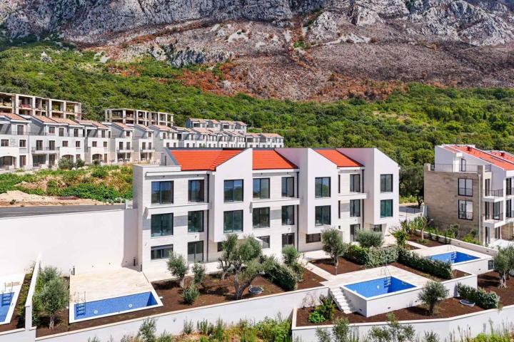 Luksuzan townhouse 195m² sa bazenom i panoramskim pogledom na more, Reževići