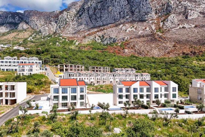Luksuzan townhouse 195m² sa bazenom i panoramskim pogledom na more, Reževići